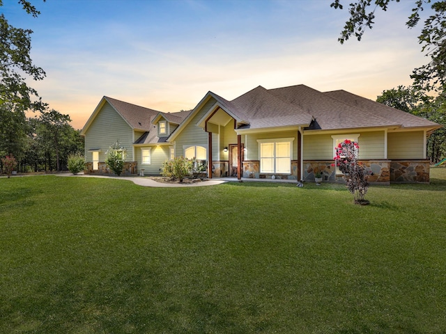 view of front of house featuring a lawn