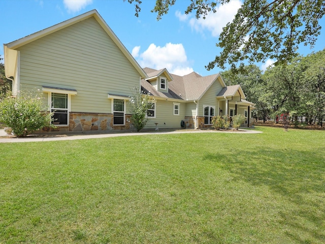 back of house featuring a lawn