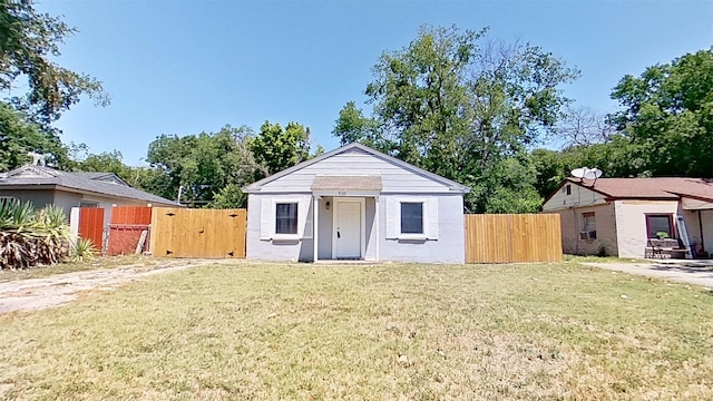 view of front of home featuring a front lawn