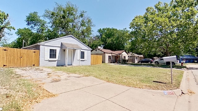 view of front of house featuring a front lawn