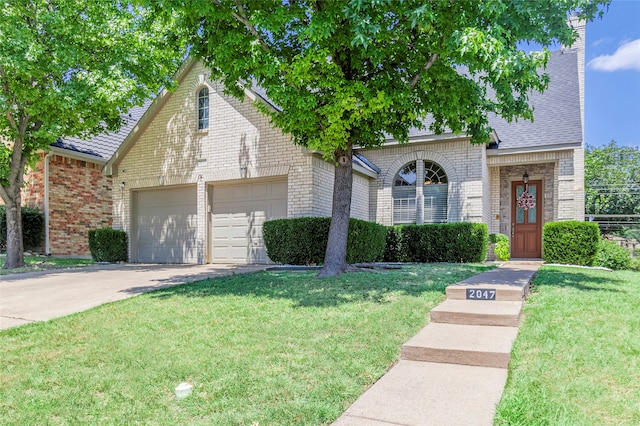 view of front facade featuring a garage and a front yard