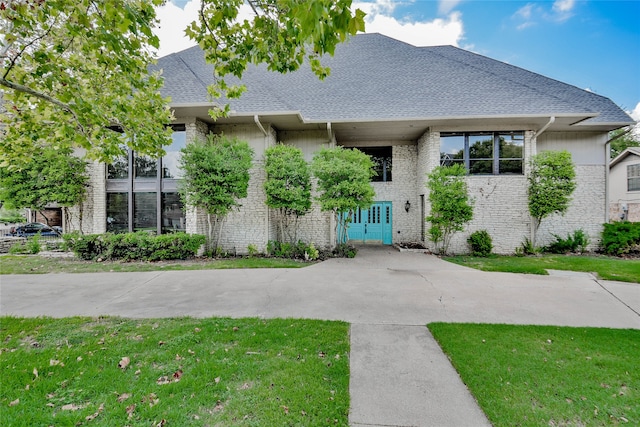 view of front facade with a front lawn