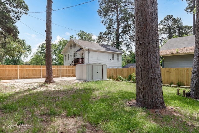 view of yard featuring a storage shed