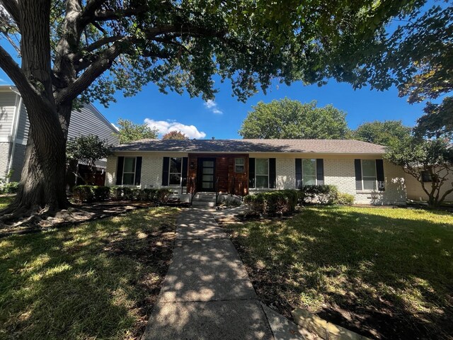 ranch-style house with a front yard