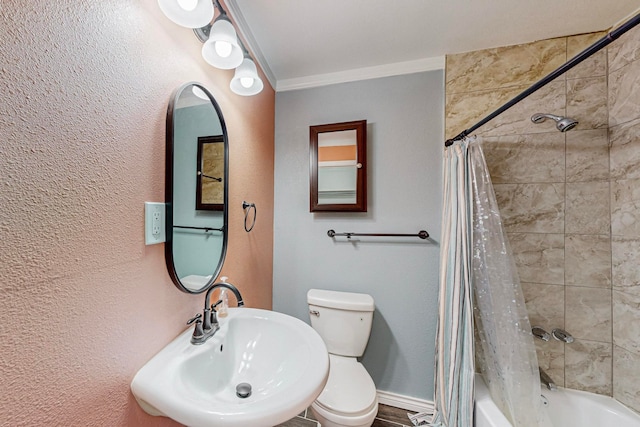 full bathroom featuring sink, shower / bath combo with shower curtain, toilet, and crown molding