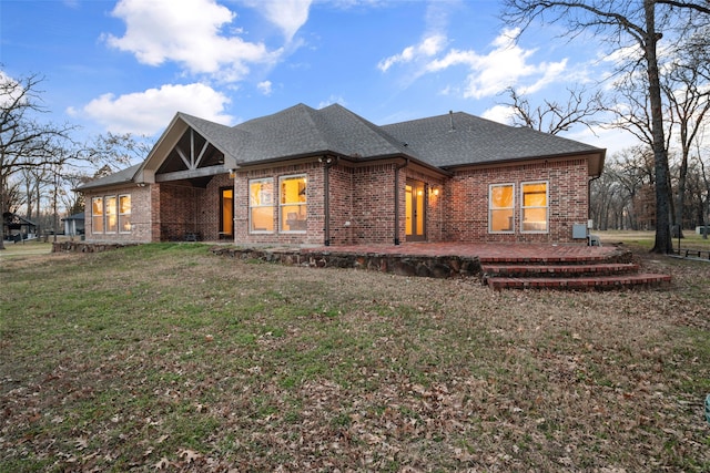 view of front of home featuring a front yard