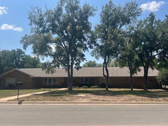 single story home with a front yard