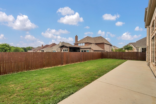 view of yard featuring a patio area