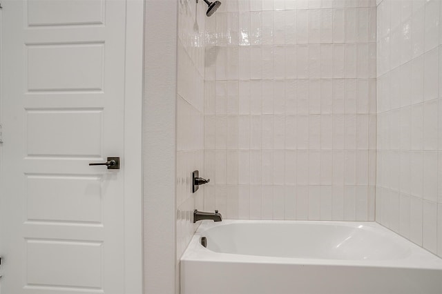 bathroom with tiled shower / bath