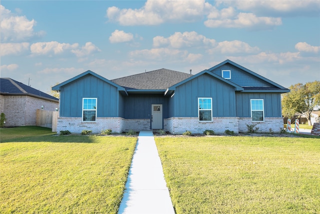 view of front facade featuring a front lawn