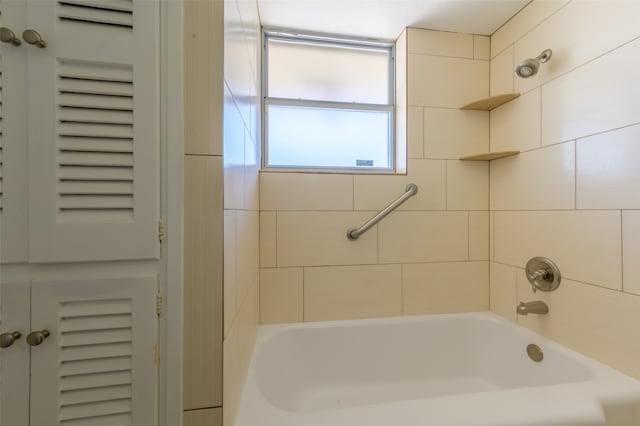 bathroom with tiled shower / bath combo