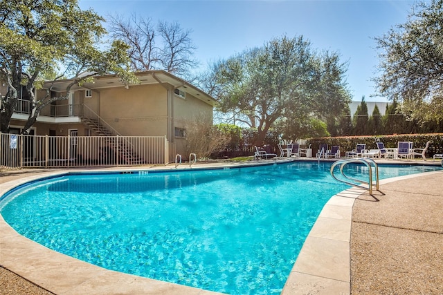 view of swimming pool