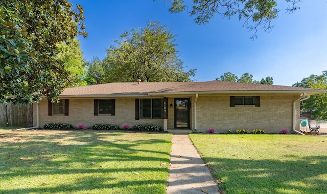 ranch-style house featuring a front yard