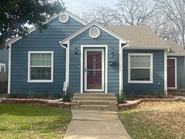 view of front facade featuring a front yard