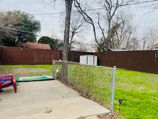 view of yard featuring a storage unit