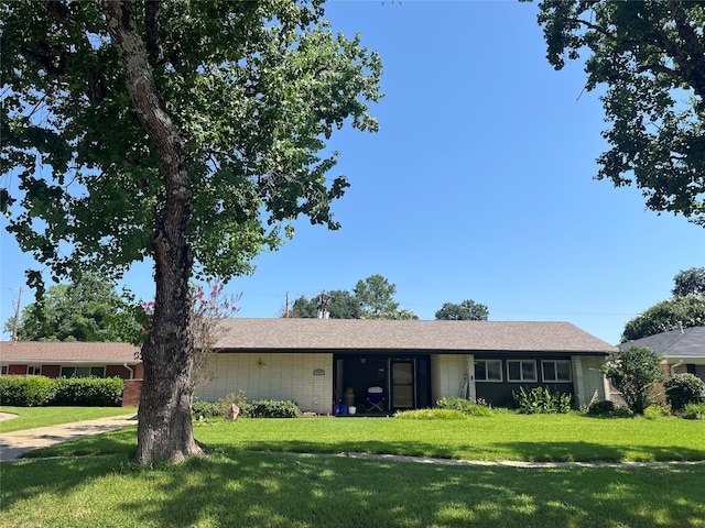 ranch-style house featuring a front lawn