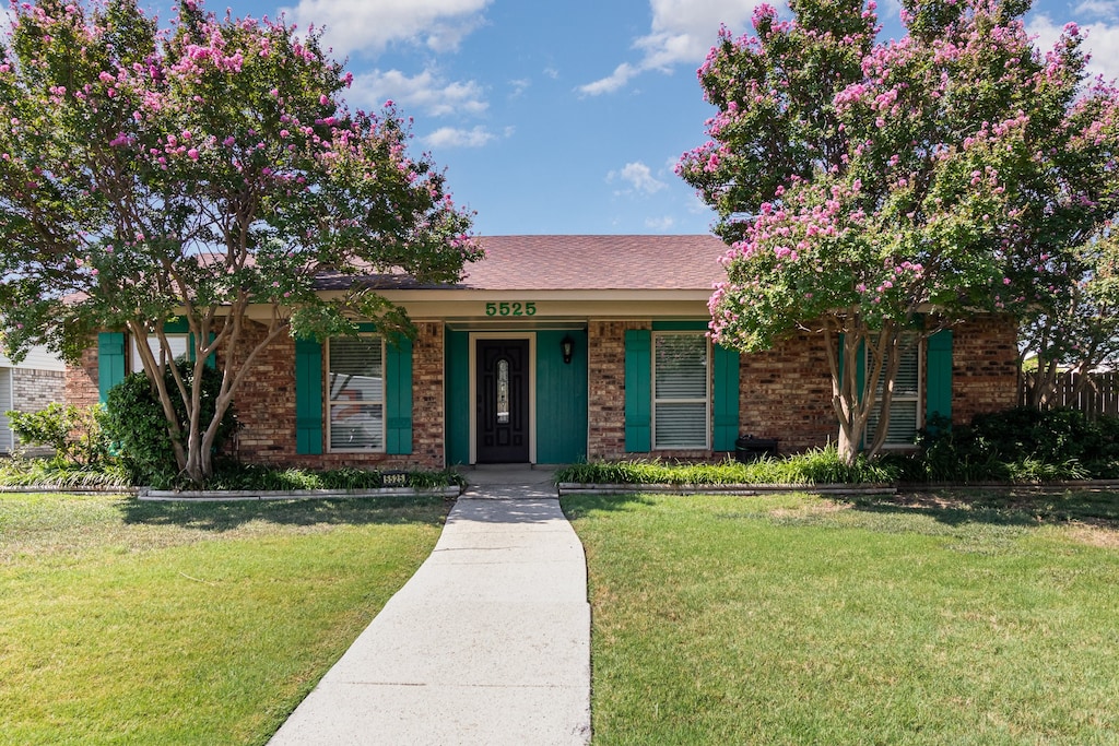 view of front of house featuring a front yard