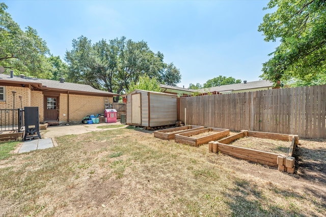 view of yard with a shed