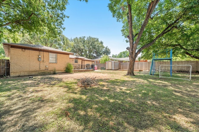 view of yard featuring a storage shed