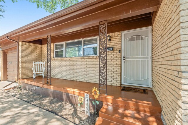 property entrance with covered porch