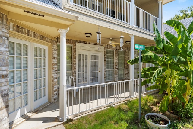 entrance to property with ceiling fan