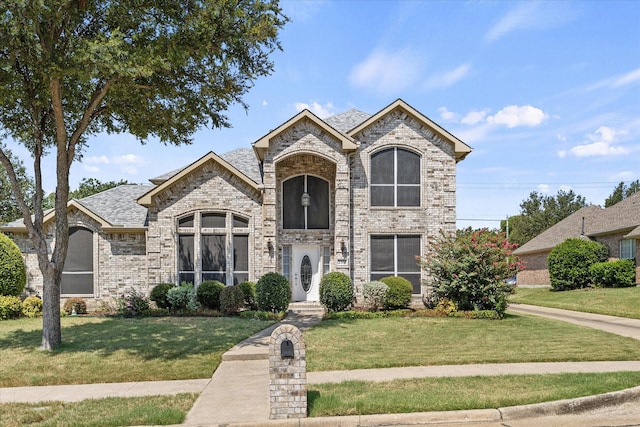 view of front facade featuring a front yard