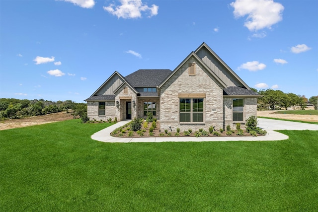 view of front facade featuring a front lawn