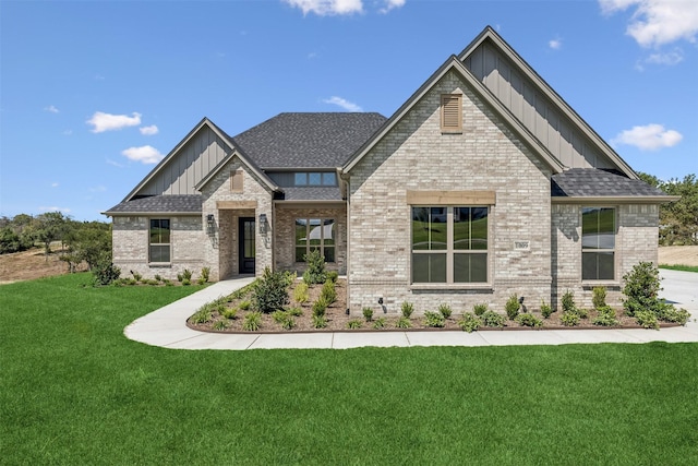 view of front of property featuring a front yard