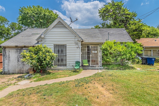 view of front of property featuring a front yard