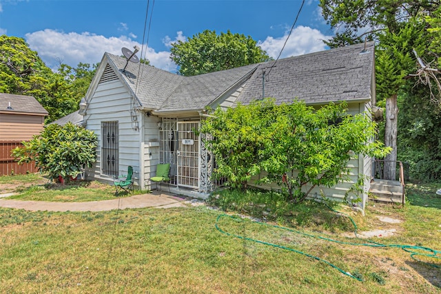 view of front facade with a front yard