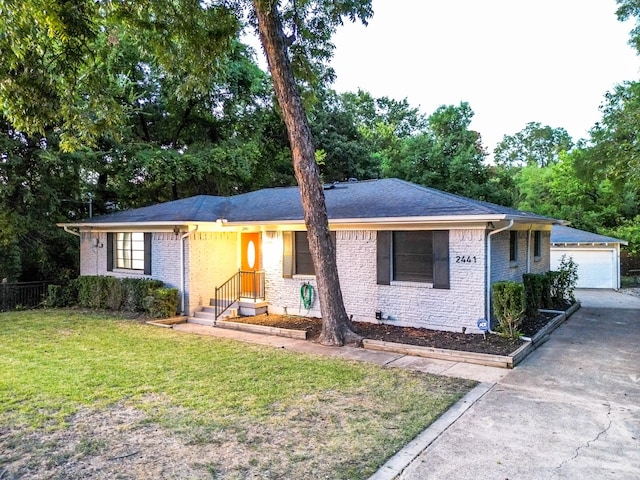 ranch-style home featuring a front lawn