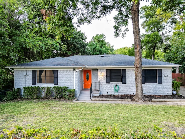 single story home featuring a front yard