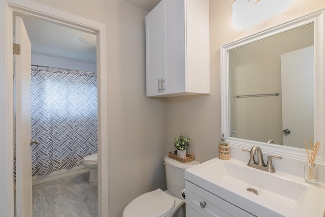 full bath with toilet, a shower with shower curtain, and vanity