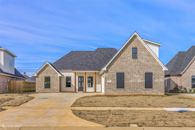 view of front facade featuring a front lawn