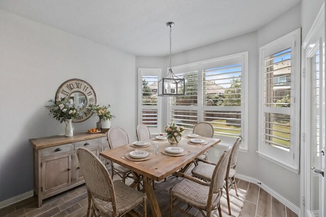 dining room featuring an inviting chandelier