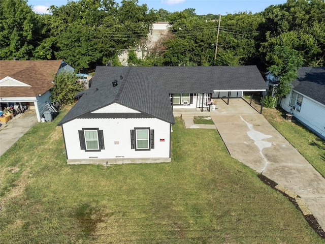 view of front facade featuring a front yard and a carport