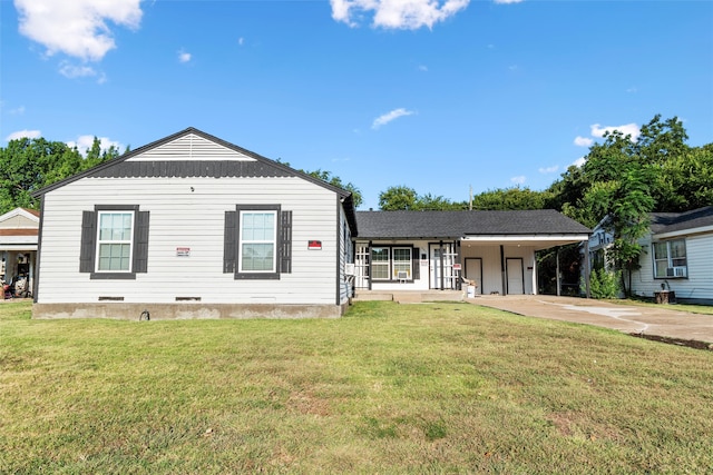 view of front of house featuring a front lawn