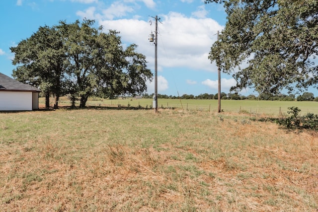 view of yard featuring a rural view