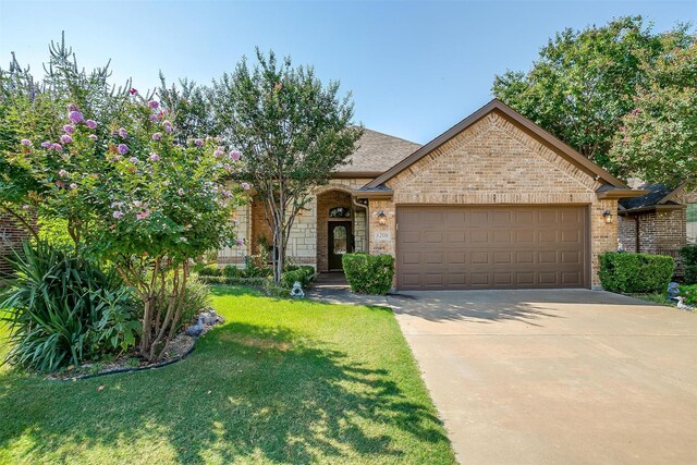 view of front facade featuring a front lawn and a garage