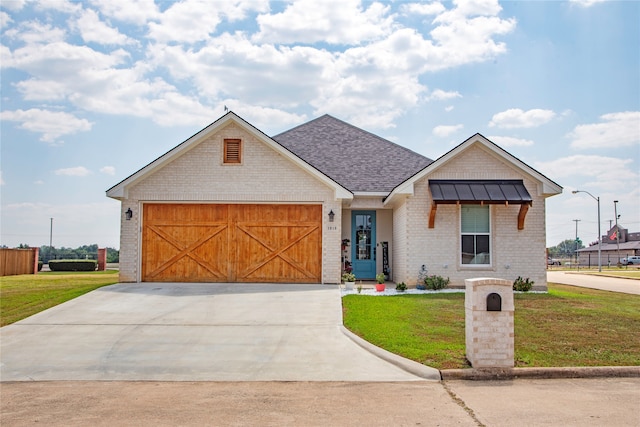 view of front of home featuring a front lawn and a garage