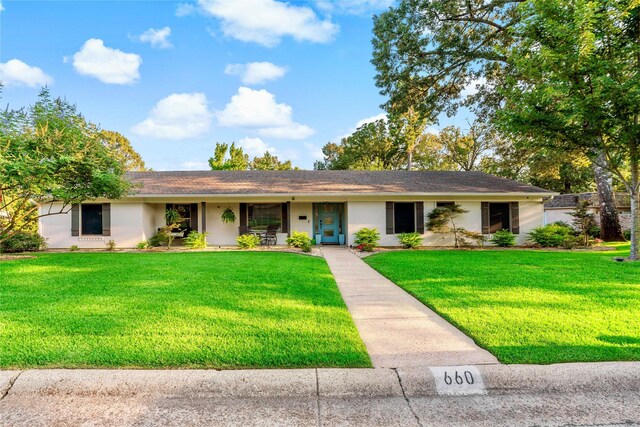 single story home with a front lawn