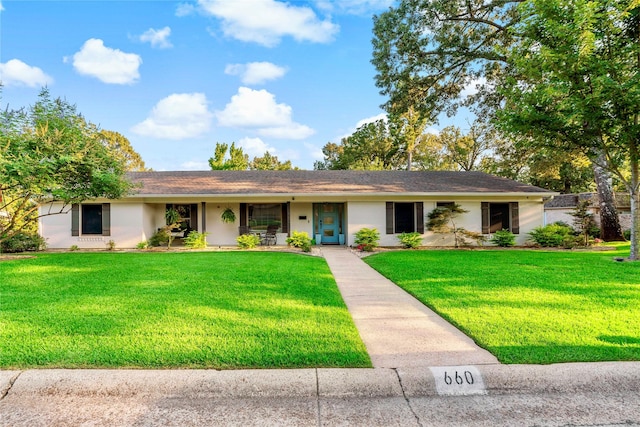 ranch-style home featuring a front lawn