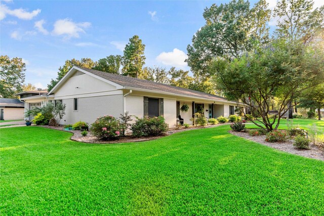 view of front of property featuring a front lawn