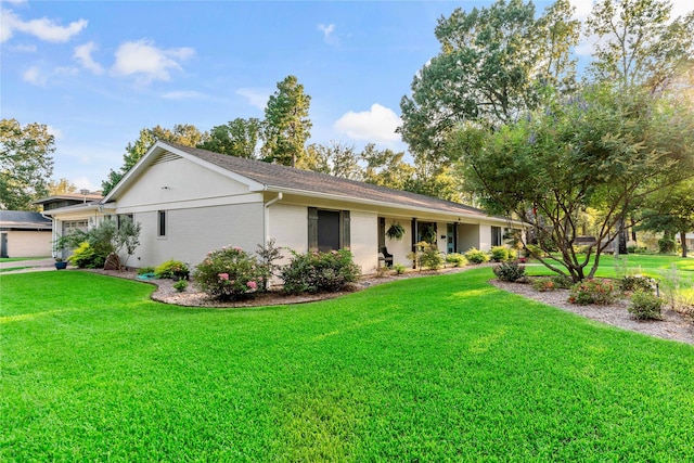 view of front facade featuring a front yard