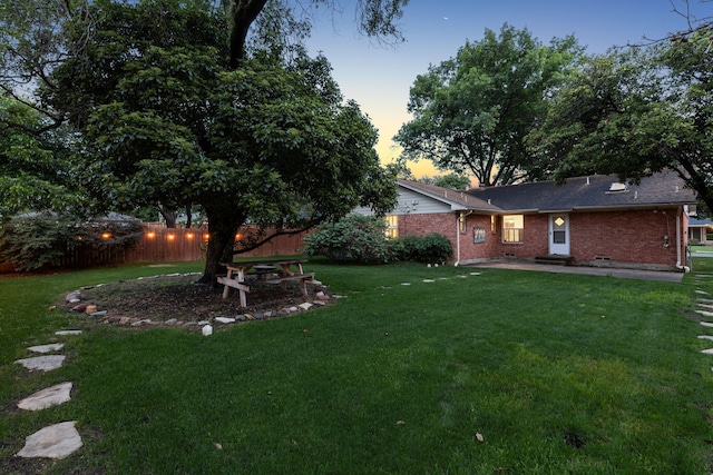 view of yard at dusk