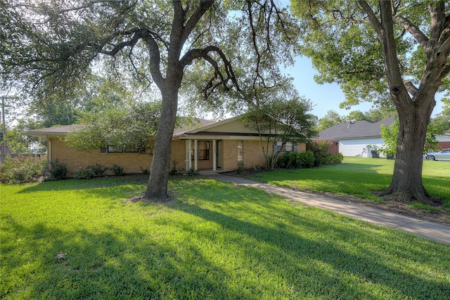 single story home featuring a front lawn