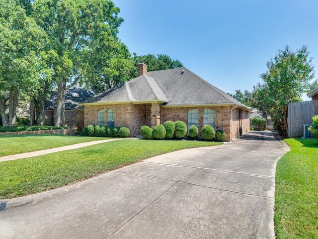 single story home featuring a front yard