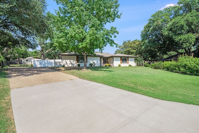 ranch-style house featuring a front yard