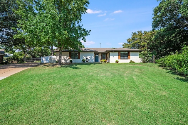 single story home featuring a front yard