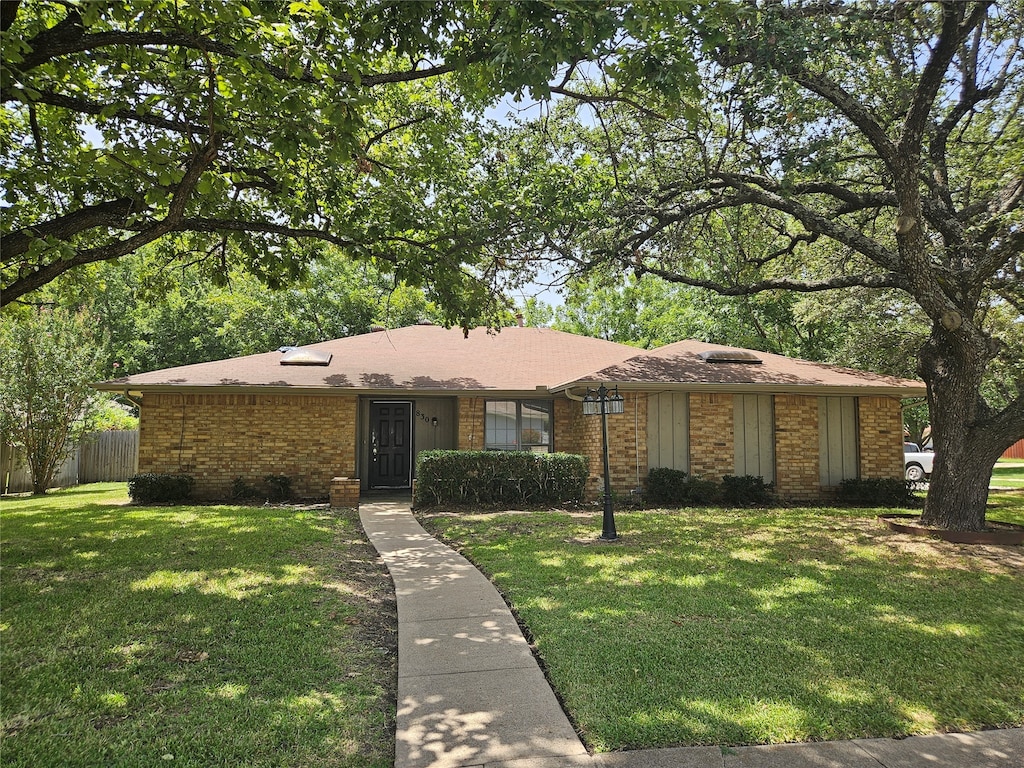 ranch-style house with a front yard